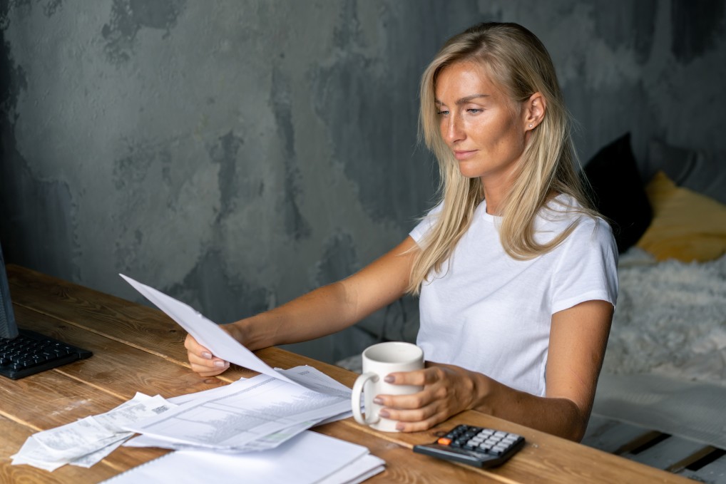 Photo d'une femme assise regardant ses documents