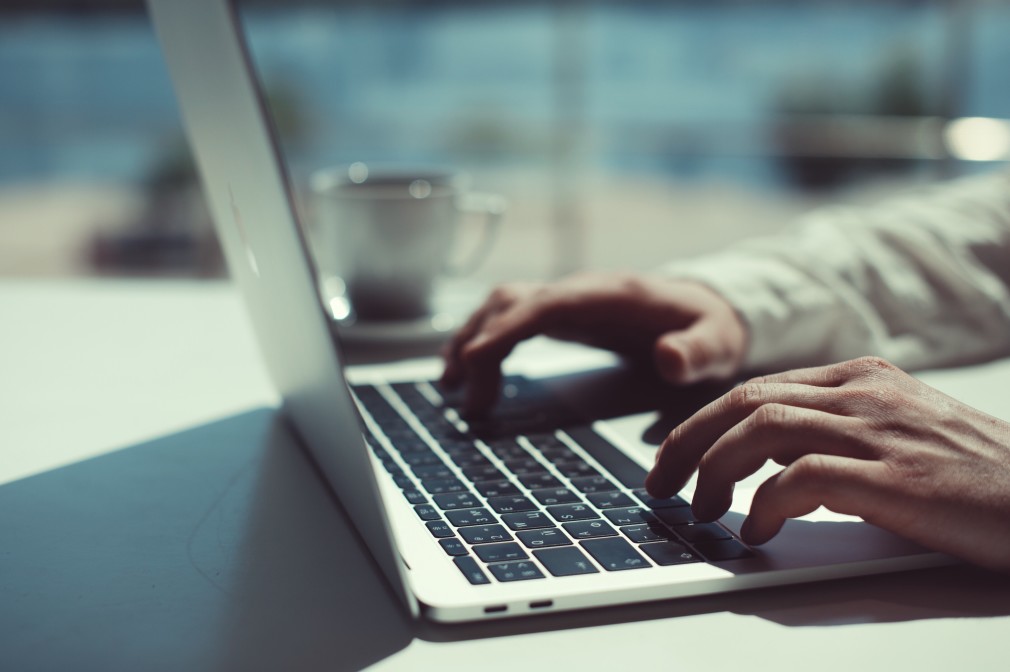 Photo d'un homme utilisant son laptop